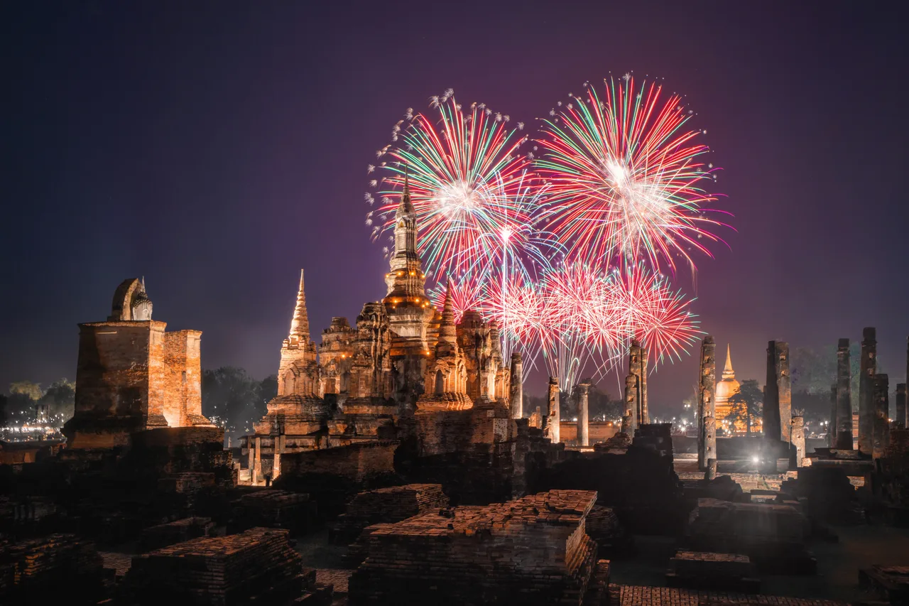 พลุเหนือเจดีย์วัดมหาธาตุ อุทยานประวัติศาสตร์สุโขทัย — งานลอยกระทง เผาเทียน เล่นไฟ สุโขทัย 10 คืน