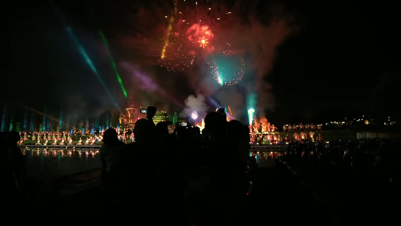 พลุเหนือลานแสดงแสง สี เสียง ที่อุทยานประวัติศาสตร์สุโขทัย มีเงาผู้ชมอยู่เบื้องหน้า